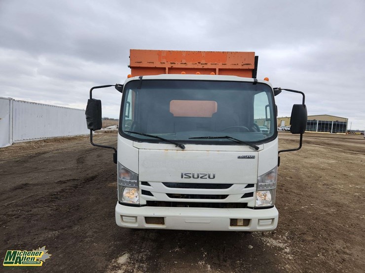 2016-isuzu-npr-image-13