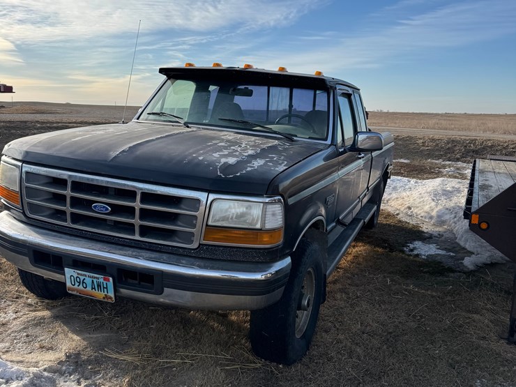 seller-#26.--1993-f-250-4x4-diesel,-5-speed-manual-280,000-miles,-runs,-good-tires-image-1