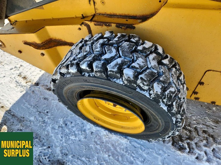 2015-deere-326e-image-11