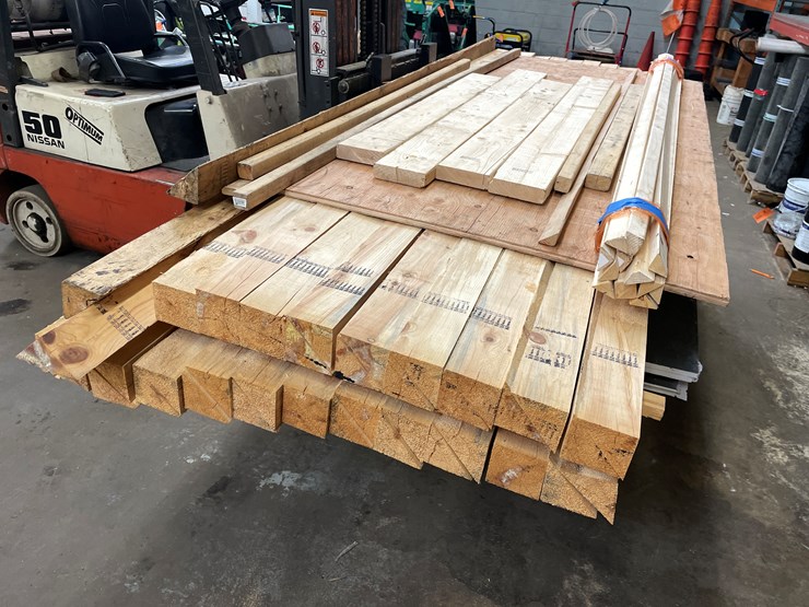 #2558-•-pallet-of-building-material-(columbia-heights,-mn)-image-1