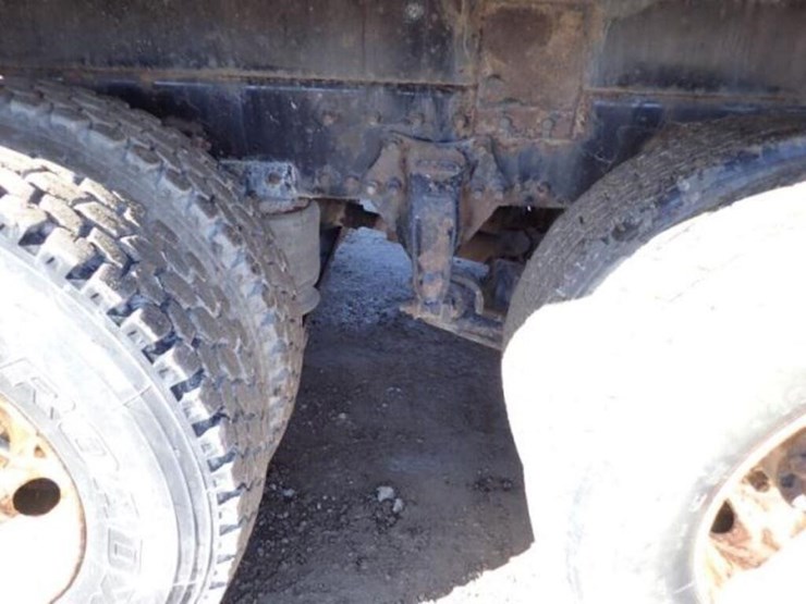 2001-freightliner-fld112-image-46