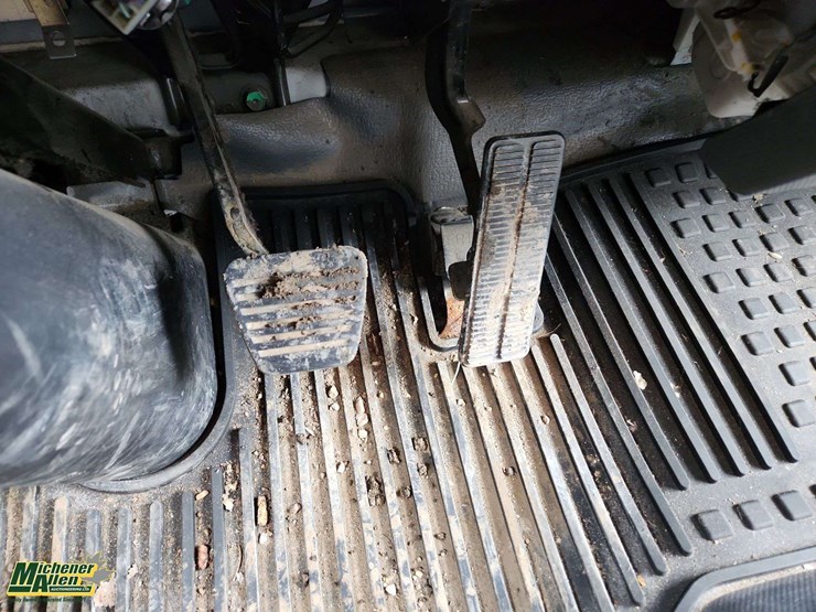 2016-isuzu-npr-image-11