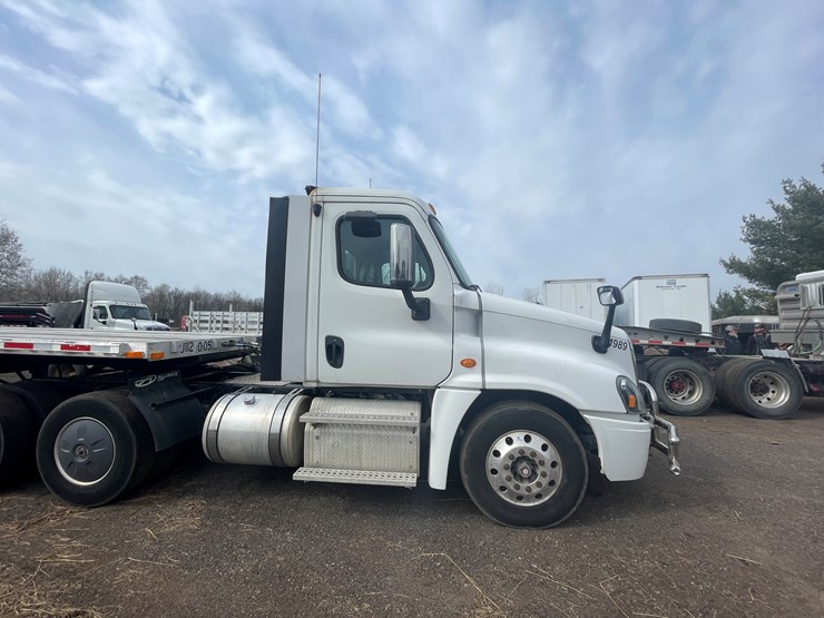 #232-•-2016-freightliner-truck-tractor-(has-wi-title)-(mora,-mn)-image-6