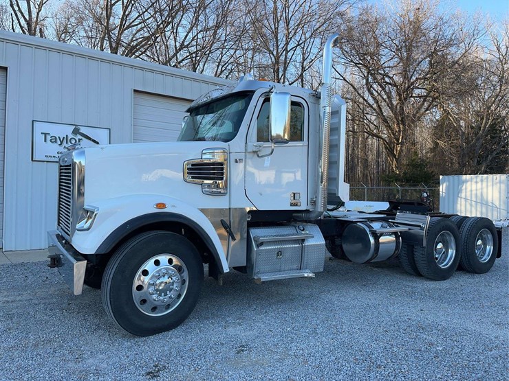 2015-freightliner-122sd-image-2