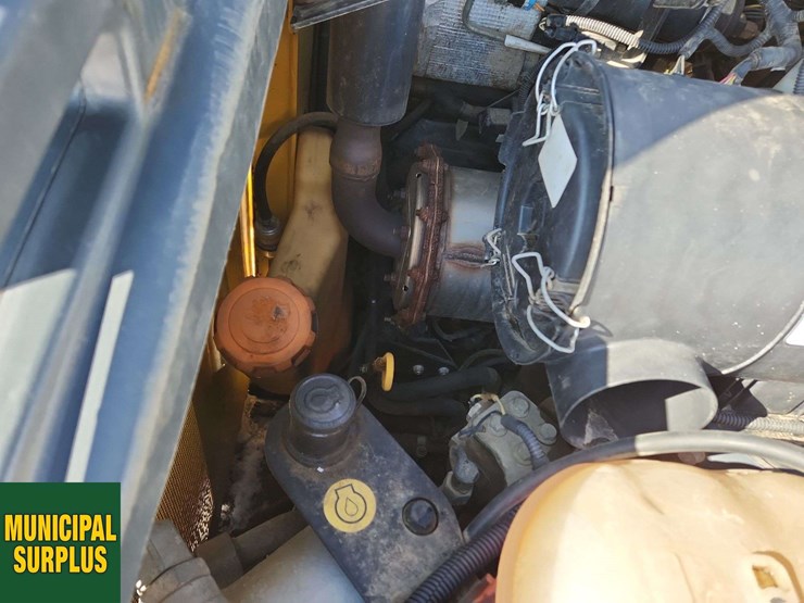 2015-deere-326e-image-24