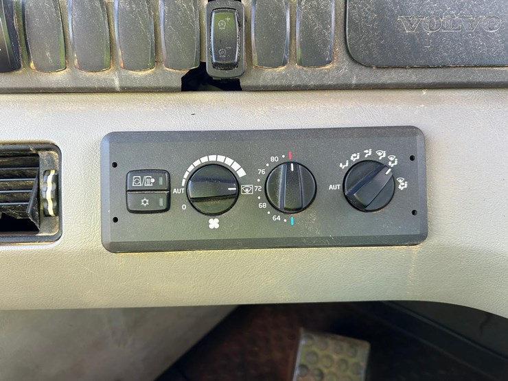 2014-volvo-a25g-image-31