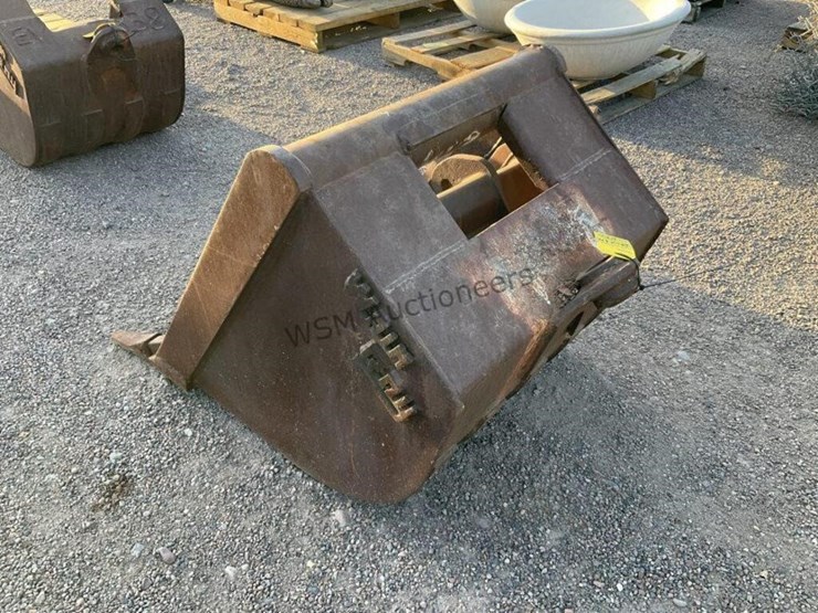 30in-&-24in-excavator-buckets-image-2