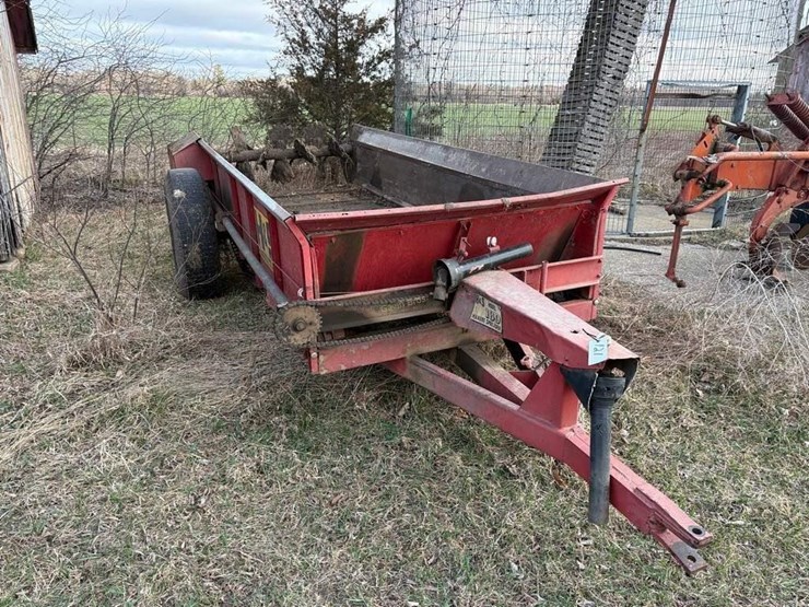 h&s-model-180-manure-spreader-image-1