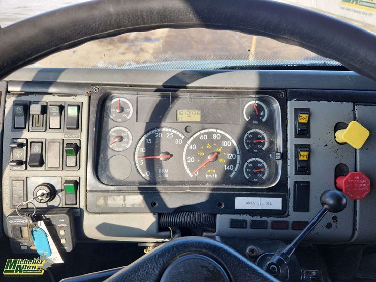 2004-freightliner-fl80-image-12