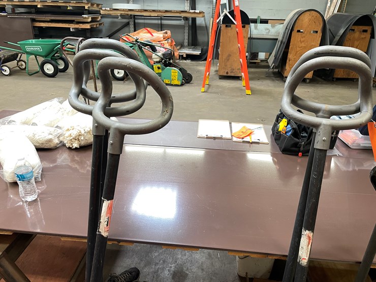 #2568-•-plastic-snow-shovels-(columbia-heights,-mn)-image-4