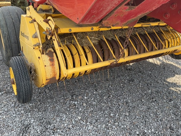 new-holland-br7070-image-3