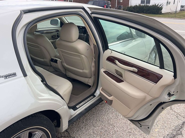 2005-lincoln-town-car-image-67