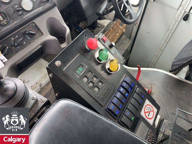 2016-freightliner-m2-106-image-17