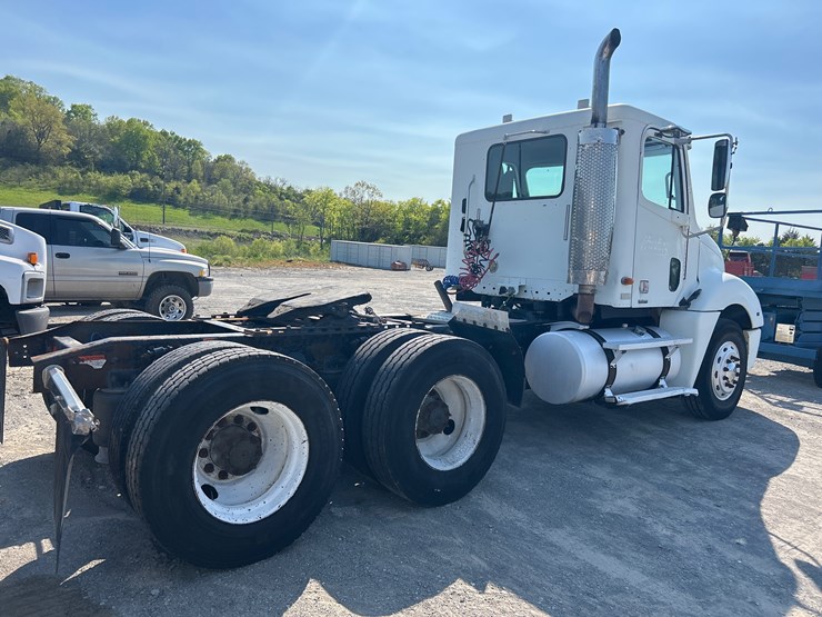 2003-freightliner-columbia-120-image-6