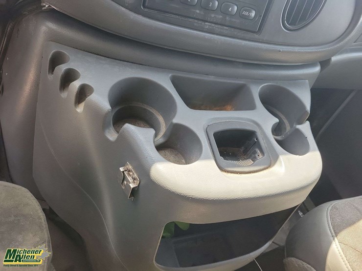 2004-ford-cargo-image-17