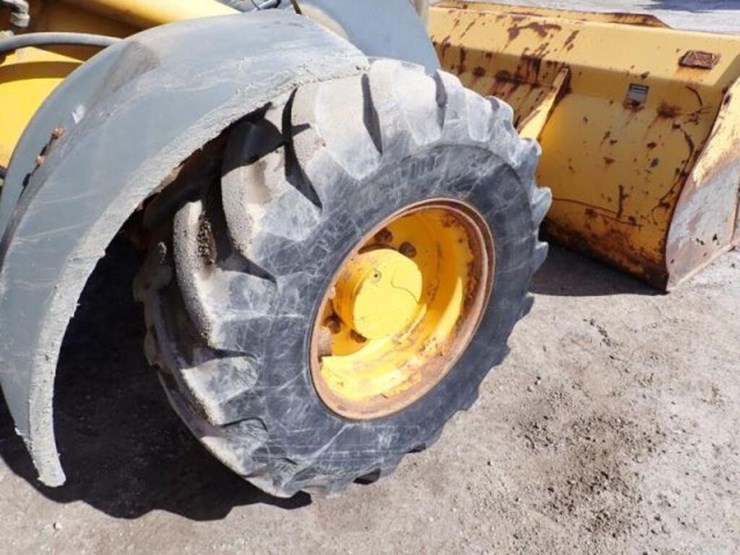 2014-deere-324j-image-48