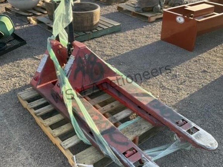 (2)-pallet-jacks-image-3