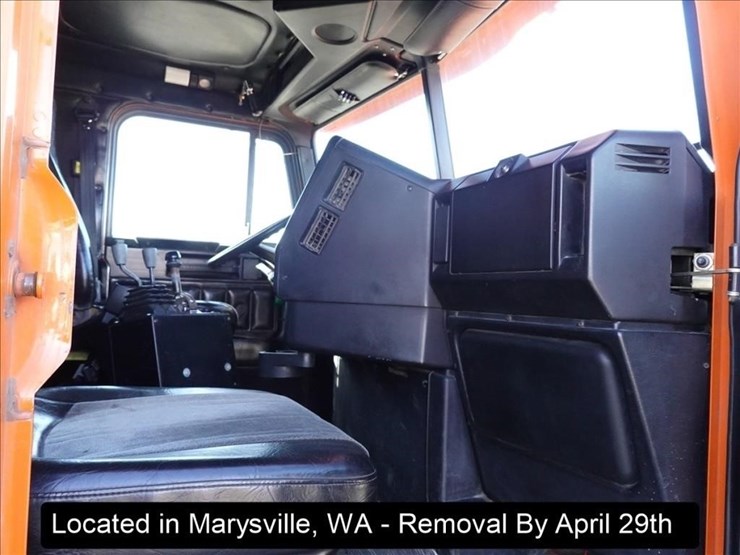 2001-freightliner-fld120-image-12