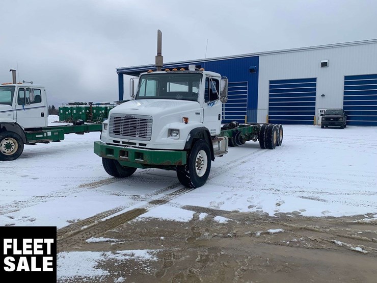 2001-freightliner-fl106-image-1