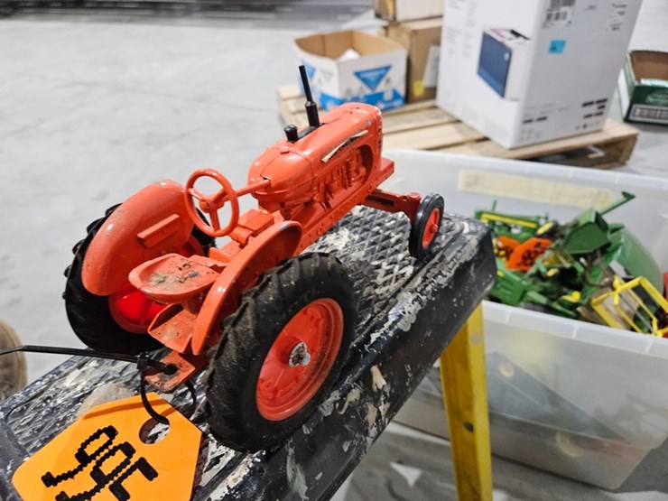#995-•-allis-chalmers-wd-45-1/16-die-cast-toy-tractor-image-5