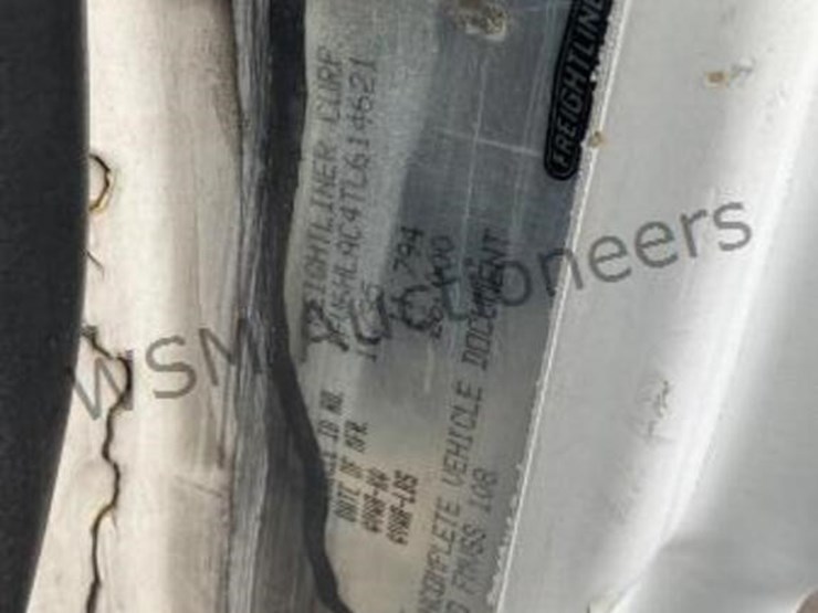 1996-freightliner-fl70-image-17