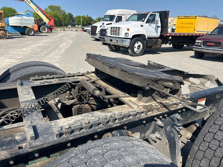 2007-freightliner-columbia-120-image-11