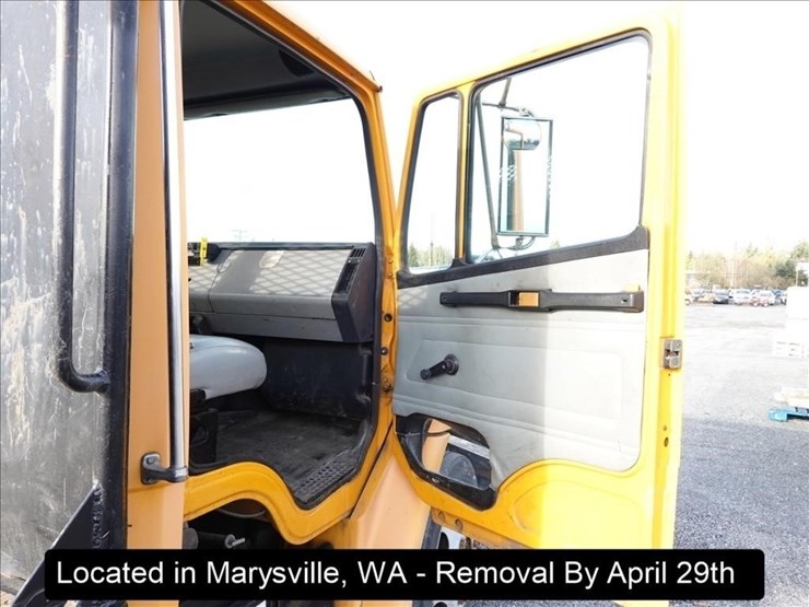 1995-freightliner-fl60-image-5