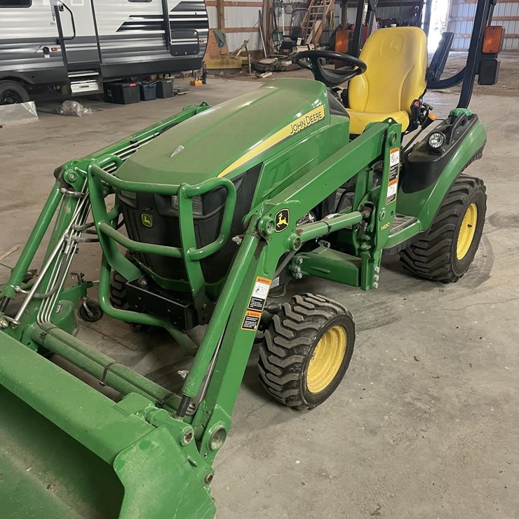 2017 JOHN DEERE 1025R