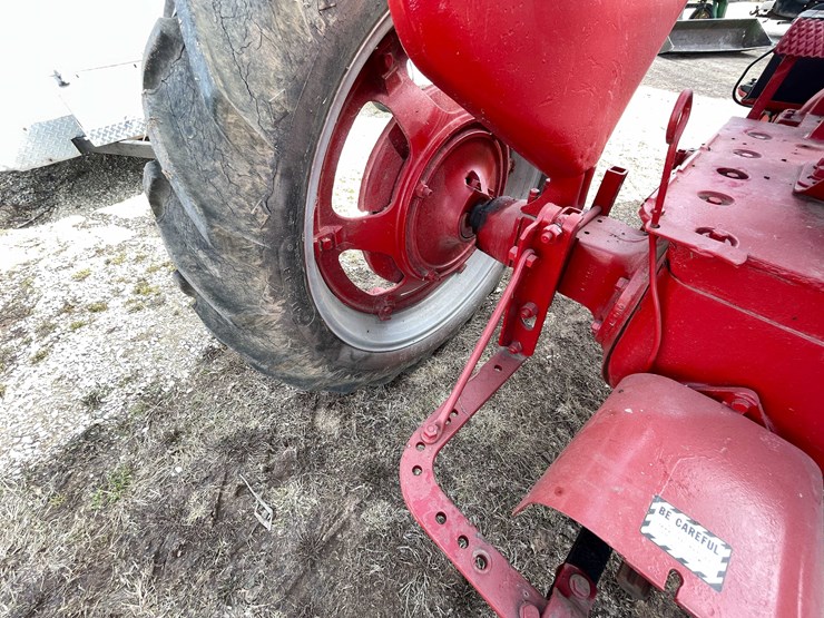 #122-•-ih-mccormick-farmall-tractor-(fremont,-wi)-image-19