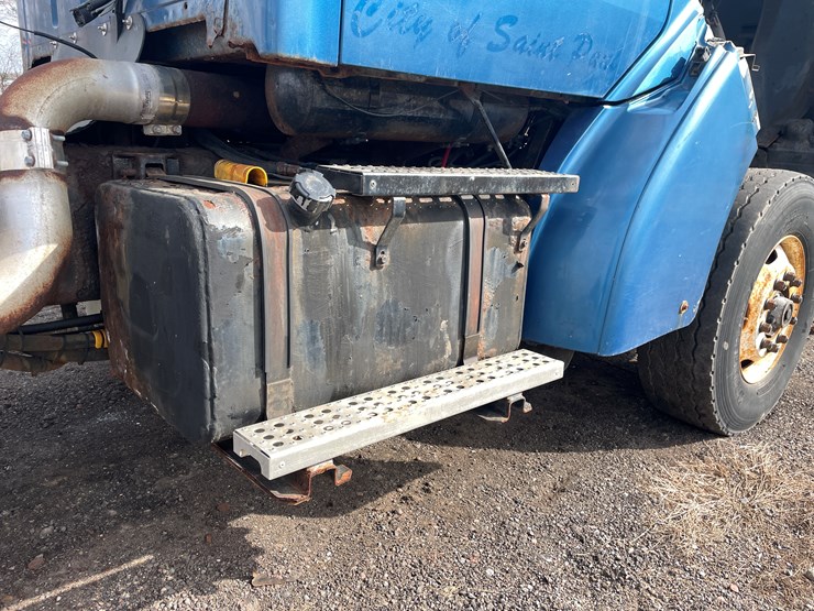 #242-•-2000-sterling-truck-tractor-(has-mn-title)-(mora,-mn)-image-24