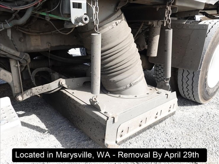 2020-freightliner-m2-106-image-12