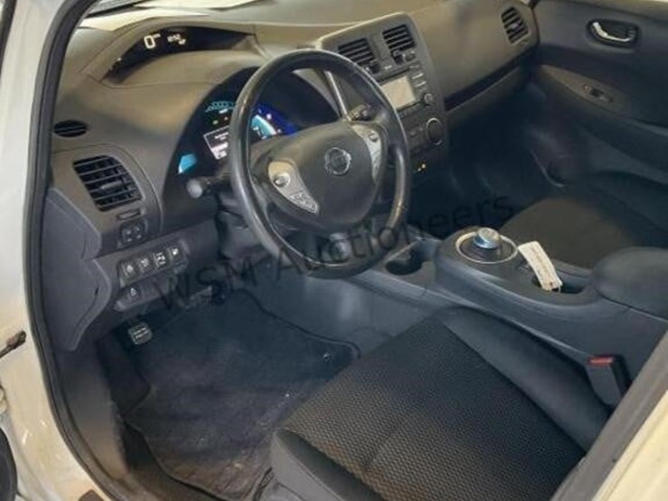 2015-nissan-leaf-s-hatchback-image-23