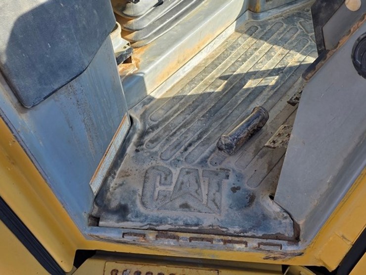 2005-caterpillar-d4g-xl-image-60