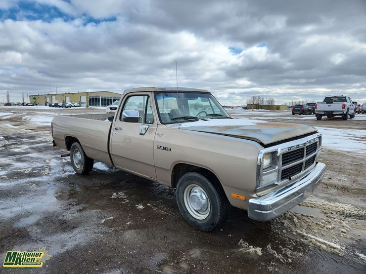 1992-dodge-150-image-2