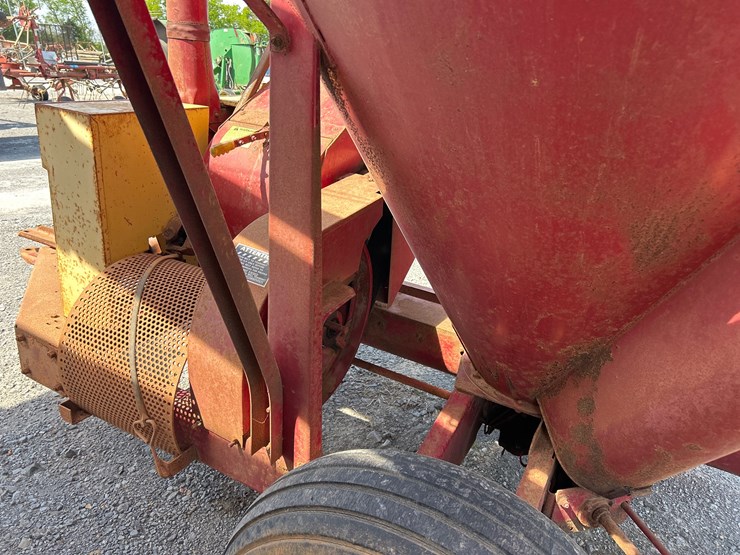 new-holland-353-image-9