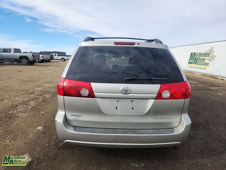 2007-toyota-sienna-le-image-7