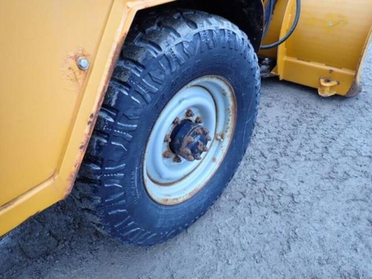 2004-trackless-rmt5t-series-v-4x4-sidewalk-tractor-image-48