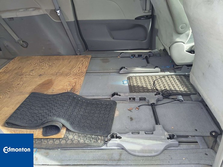 2013-toyota-sienna-image-19