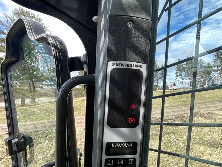#372-•-2015-new-holland-l225-skid-steer-(scandia,-mn)-image-35