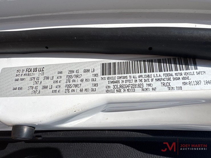 2015-dodge-1500-image-17