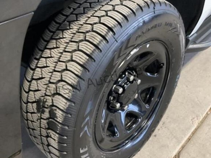 2017-chevrolet-tahoe-image-8