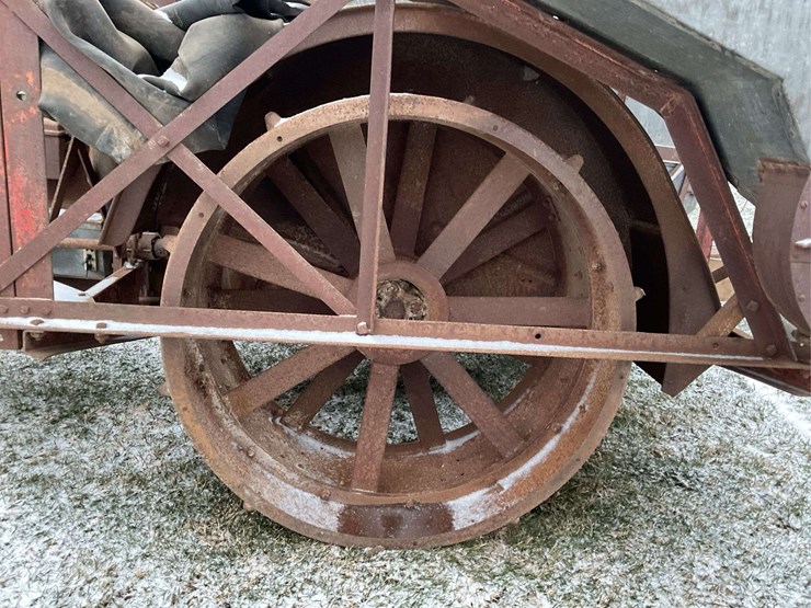 fordson-with-mounted-gleaner-combine-image-14