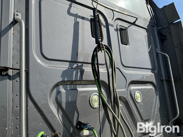 2016-freightliner-cascadia-125-image-17