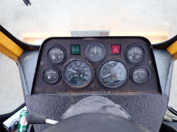 2004-trackless-rmt5t-series-v-4x4-sidewalk-tractor-image-12