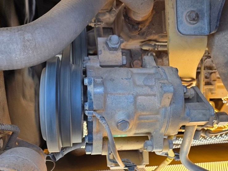 2005-caterpillar-d4g-xl-image-52