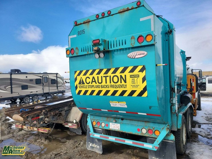 2015-freightliner-m2-106-image-6