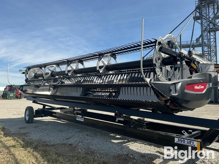 2023-macdon-fd225-flex-draper-head-image-1