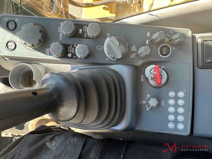 2021-deere-200-lc-image-18