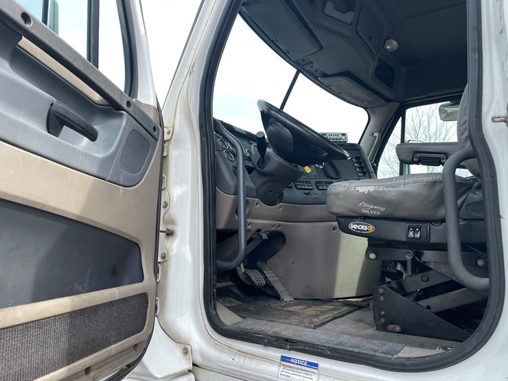 #232-•-2016-freightliner-truck-tractor-(has-wi-title)-(mora,-mn)-image-25