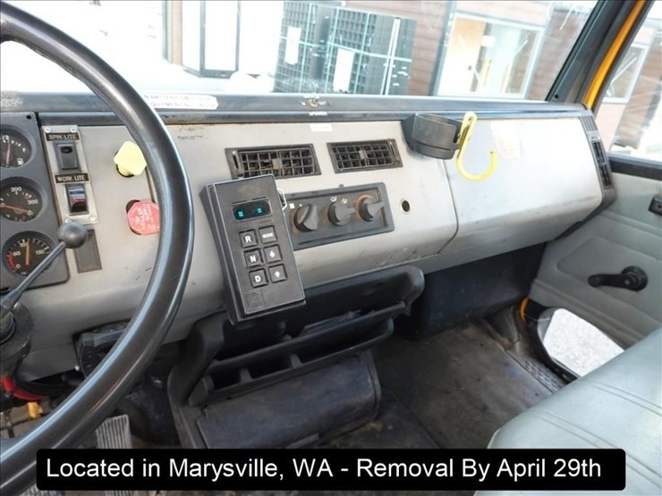 1995-freightliner-fl60-image-9